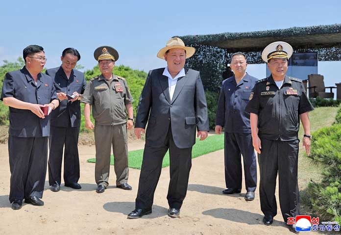 ภาพนี้เผยแพร่เมื่อวันที่ 5 กรกฎาคม 2026 โดยสำนักข่าวกลางเกาหลีเหนือ (KCNA) (KCNA via REUTERS) แสดงให้เห็นปฏิกิริยาของผู้นำเกาหลีเหนือ คิม จอง อุน ในวันที่มีการประเมินระบบการรบของเรือพิฆาตคังคอนที่สร้างใหม่ ซึ่งรวมถึงการทดสอบยิงขีปนาวุธร่อนเชิงกลยุทธ์ ณ สถานที่ที่ไม่ทราบแน่ชัดในเกาหลีเหนือ เมื่อวันที่ 3 กรกฎาคม 2026