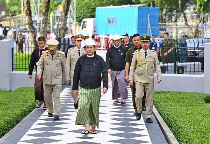 สภาเมียนมาลงมติ! - ในภาพที่เผยแพร่โดยสำนักประธานาธิบดีเมียนมาร์ ประธานาธิบดีมิน อ่อง ไหลง์ แห่งเมียนมาร์ (ตรงกลาง) เดินทางมาถึงงานครบรอบ 79 ปี วันวีรชน เพื่อรำลึกถึงการลอบสังหารวีรบุรุษผู้กู้เอกราชของประเทศ ณ สุสานวีรชนในกรุงย่างกุ้ง ประเทศเมียนมา