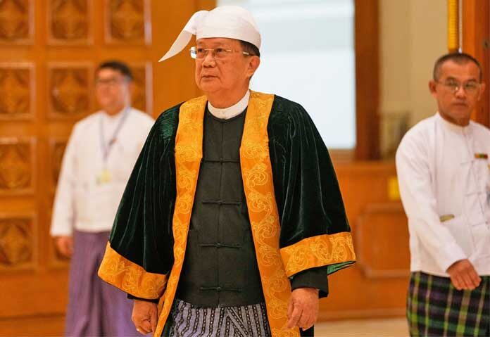 ออง ลิน ดเว ประธานรัฐสภา (ตรงกลาง) เดินทางมาเป็นประธานการประชุมสามัญของรัฐสภาแห่งสหภาพ ณ เนปยีดอว์ ประเทศเมียนมา