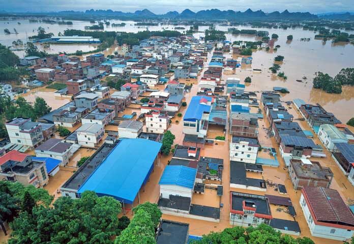 ภาพจากโดรนแสดงให้เห็นอาคารบางส่วนจมอยู่ใต้น้ำท่วมหลังจากฝนตกหนักจากพายุไต้ฝุ่นเมย์แซก ในเมืองเหิงโจว เขตปกครองตนเองกว่างซีจ้วง ประเทศจีน