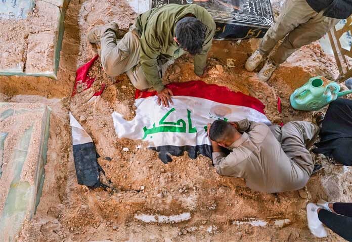 ผู้มาร่วมไว้อาลัยร่ำไห้ ณ หลุมศพของนักรบกองกำลังระดมประชาชน (Popular Mobilization Forces หรือ PMF) ในพิธีศพสำหรับนักรบที่เสียชีวิตจากการโจมตีทางอากาศฐานทัพ PMF ในเมืองนาจาฟ ประเทศอิรัก เมื่อวันพฤหัสบดีที่ 30 กรกฎาคม 2569