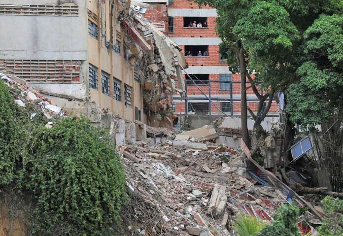 เหยื่อดินไหวเวเนฯ “เสียชีวิตพุ่ง” - ผู้คนมองดู Colegio Agustiniano San Judas Tadeo ซึ่งเป็นโรงเรียนประถมและมัธยมและโบสถ์ที่เคยใช้เป็นศูนย์รวบรวมความช่วยเหลือ หลังจากที่อาคารพังทลายบางส่วนหลังเกิดแผ่นดินไหวเมื่อวันที่ 24 มิถุนายน ในกรุงการากัส ประเทศเวเนซุเอลา เมื่อวันที่ 3 กรกฎาคม 2026
