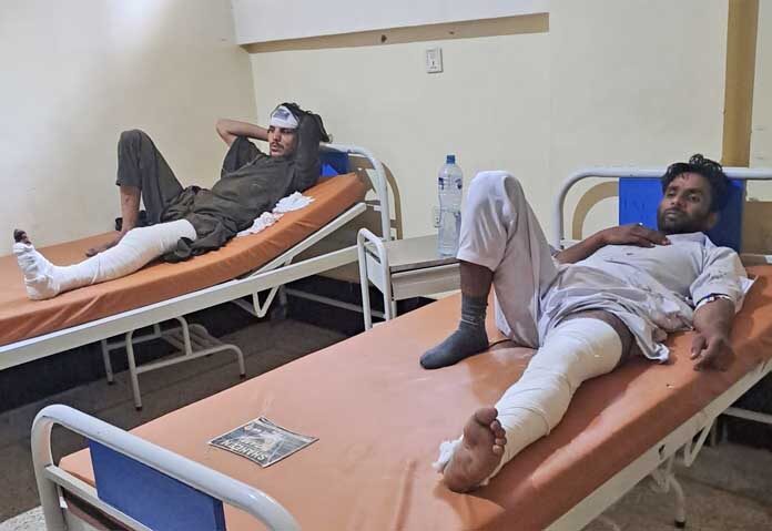 บัสโดยสาร “แล่นตกคูน้ำลึก” - ผู้บาดเจ็บจากอุบัติเหตุรถบัสพักฟื้นหลังได้รับการปฐมพยาบาลเบื้องต้นที่โรงพยาบาลในดานาซาร์ พื้นที่ห่างไกลใกล้ชายแดนระหว่างจังหวัดบาลูจิสถานและไคเบอร์ปัคตุนควา ทางตะวันตกเฉียงใต้ของปากีสถาน วันศุกร์ที่ 3 กรกฎาคม 2569