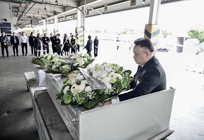 อธิบดีกรมการกงสุลรับร่าง - นายมังกร ประทุมแก้ว อธิบดีกรมการกงสุล เป็นผู้แทนกระทรวงการต่างประเทศร่วมพิธีรับร่างและไว้อาลัยนายภาณุพงศ์ หมื่นแทน นายเกียรติศักดิ์ ปะวะภูชะเก และนายชวลิต ไชยวงศ์ ลูกเรือไทย 3 คน บนเรือขนส่งสินค้าสัญชาติไทยมยุรี นารี ที่ประสบเหตุขณะแล่นผ่านช่องแคบฮอร์มุซ เมื่อวันที่ 11 มีนาคม 2569