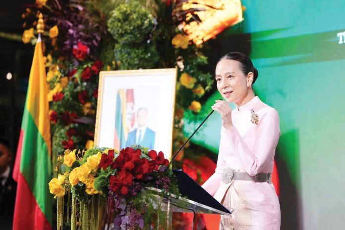 สตรี