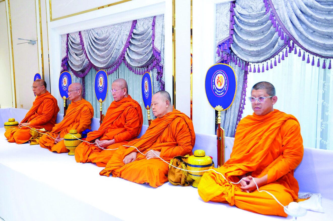 สดจากหน้าพระ - มูลนิธิอาสาเพื่อนพึ่ง(ภาฯ)จัดพิธี เจริญพุทธมนต์แด่‘พระองค์โสมฯ’