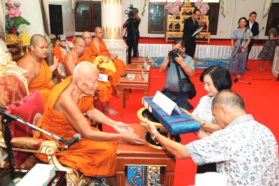 สดจากหน้าพระ