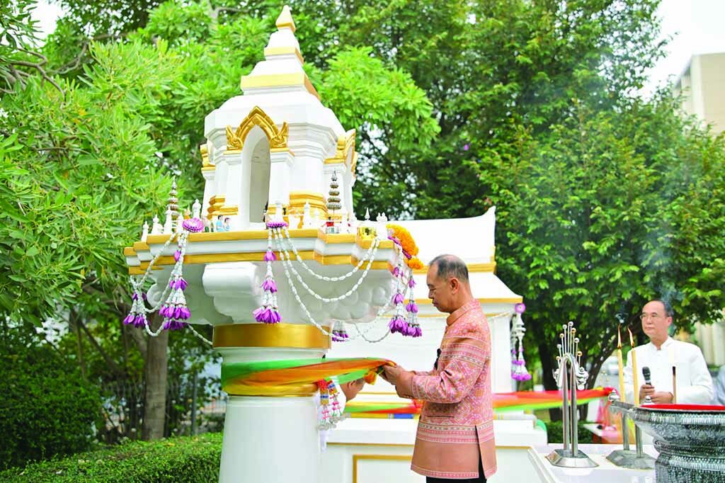 สดจากหน้าพระ 