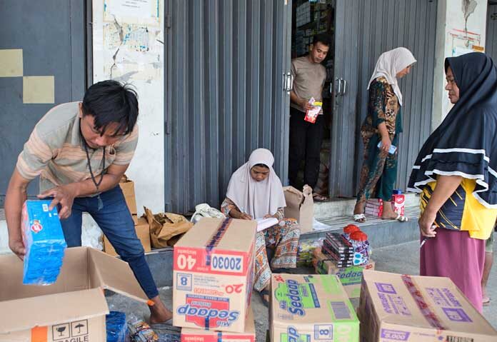 ประชาชนซื้อของใช้จำเป็นในชีวิตประจำวัน ณ เมืองเรโอ จังหวัดนูซาเต็งการาตะวันออก ประเทศอินโดนีเซีย ซึ่งได้รับผลกระทบจากแผ่นดินไหว เมื่อวันพุธที่ 19 สิงหาคม 2569