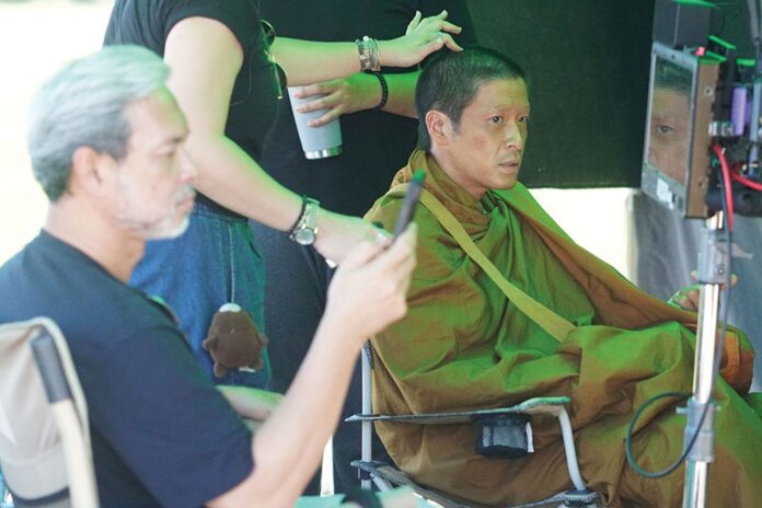 เบื้องหลังมายา