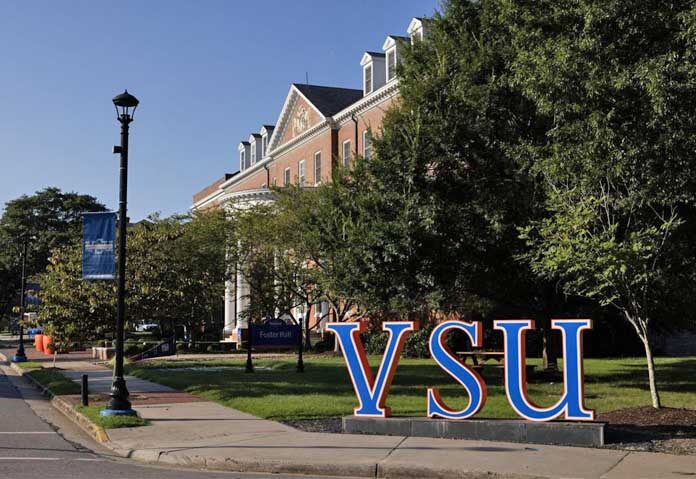 มหาวิทยาลัยแห่งรัฐเวอร์จิเนีย (VSU) มีนักศึกษาประมาณ 5,000 คน และตั้งอยู่ห่างจากเมืองริชมอนด์ เมืองหลวงของรัฐเวอร์จิเนีย สหรัฐอเมริกา ไปทางใต้ประมาณ 20 ไมล์กว่าๆ นอกจากนี้ยังเป็นหนึ่งในมหาวิทยาลัยและวิทยาลัยสำหรับคนผิวดำที่มีประวัติศาสตร์ยาวนานที่สุดแห่งหนึ่งของประเทศ สถาบันเหล่านี้ถูกสร้างขึ้นเพื่อมอบการศึกษาระดับสูงแก่ชาวแอฟริกันอเมริกันที่ถูกกีดกันทางสังคม ซึ่งโดยปกติแล้วไม่สามารถเข้าเรียนในวิทยาลัยส่วนใหญ่ได้