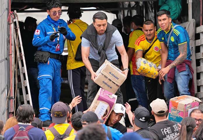 อาสาสมัครในกรุงโบโกตา ประเทศโคลอมเบีย กำลังคัดแยกสิ่งของช่วยเหลือสำหรับผู้ประสบภัยแผ่นดินไหว