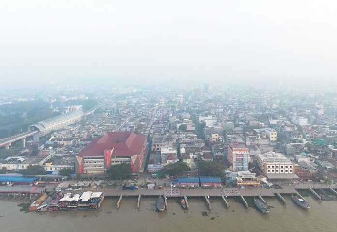ภาพจากโดรนแสดงให้เห็นเรือจอดเทียบท่าที่แม่น้ำมูซี ขณะที่หมอกควันปกคลุมเนื่องจากไฟป่าที่เกิดขึ้นเมื่อเร็วๆ นี้ในเมืองปาเล็มบัง จังหวัดสุมาตราใต้ ประเทศอินโดนีเซีย เมื่อวันที่ 11 สิงหาคม 2569