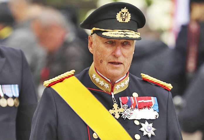 กษัตริย์ฮารัลด์ที่ 5 แห่งนอร์เวย์และซอนยา พระชายา เสด็จออกจากอาสนวิหารน็อทร์-ดาม หลังจากเข้าร่วมงานศพของแกรนด์ดุ๊กฌองแห่งลักเซมเบิร์ก ในลักเซมเบิร์ก เมื่อวันที่ 4 พฤษภาคม 2019