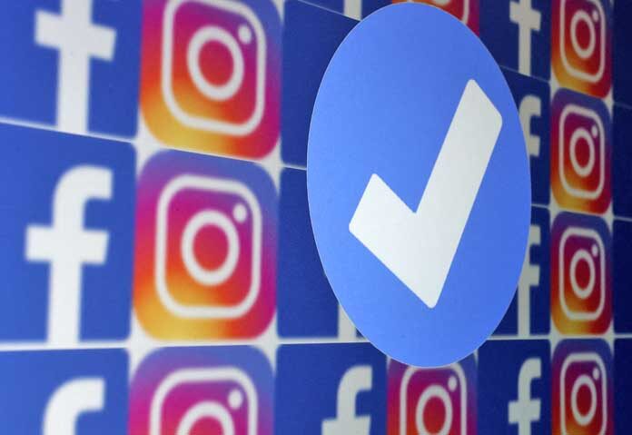 ภาพประกอบ: ตรายืนยันสีฟ้าและโลโก้ของ Facebook และ Instagram ถ่ายเมื่อวันที่ 19 มกราคม 2023
