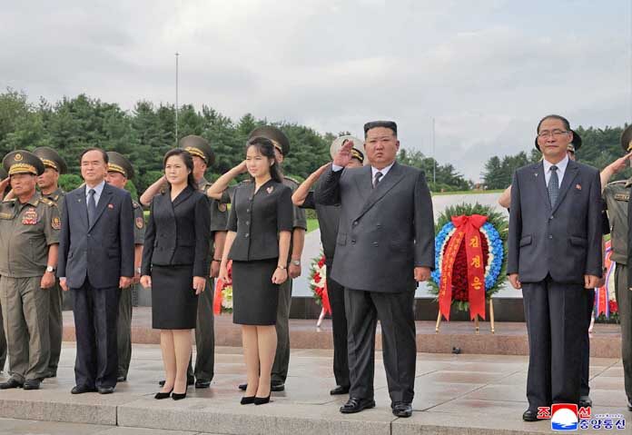 ภาพถ่ายนี้เผยแพร่โดยสำนักข่าวกลางเกาหลีเหนือ (KCNA) เมื่อวันที่ 27 กรกฎาคม 2026 แสดงให้เห็นผู้นำเกาหลีเหนือ คิม จอง อุน พร้อมด้วยบุตรสาว คิม จู แอ และภรรยา รี โซล จู เยี่ยมชมสุสานวีรชนปฏิวัติบนภูเขาแทซอง ก่อนวันครบรอบการลงนามสงบศึกสงครามเกาหลี ใกล้กรุงเปียงยาง ประเทศเกาหลีเหนือ เมื่อวันที่ 26 กรกฎาคม 2026
