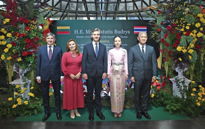 สตรี
