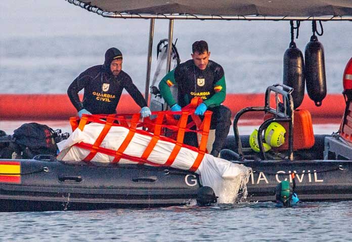 เจ้าหน้าที่หน่วย Guardia Civil กู้ร่างผู้อพยพขึ้นมาจากน้ำในเขตปกครองตนเองเซวตาของสเปน เมื่อวันเสาร์ที่ 1 สิงหาคม 2569