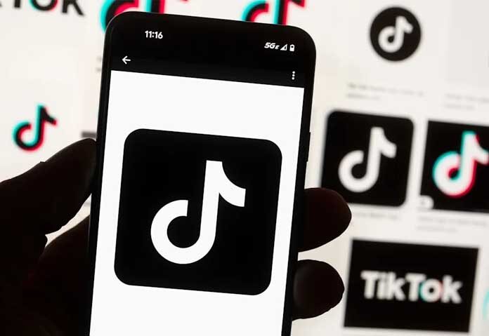 ภาพถ่ายจากแฟ้มภาพ - โลโก้ TikTok ปรากฏอยู่บนโทรศัพท์มือถือหน้าจอคอมพิวเตอร์