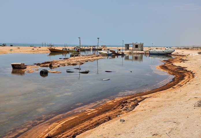 คราบน้ำมันเกลื่อนชายฝั่งใกล้เรือประมงบนเกาะเกชม ประเทศอิหร่าน เมื่อวันพฤหัสบดีที่ 13 สิงหาคม 2569 ท่ามกลางการโจมตีเรือและโครงสร้างพื้นฐานในและรอบช่องแคบฮอร์มุซที่เกิดขึ้นอย่างต่อเนื่อง แม้ว่าแหล่งที่มาของการรั่วไหลยังไม่ได้รับการระบุอย่างเป็นอิสระ