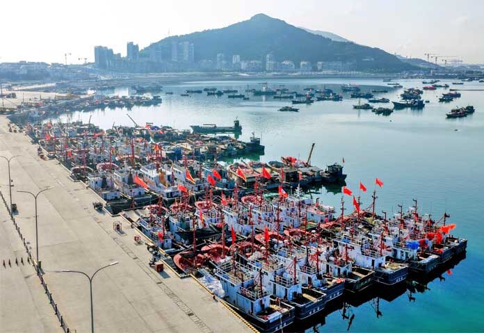 ในภาพถ่ายทางอากาศนี้เผยแพร่โดยสำนักข่าว Xinhua เรือประมงจอดพักอยู่ที่ท่าเรือหน้าพายุไต้ฝุ่นโลมาในเมืองเหลียนหยุนกัง มณฑลเจียงซูทางตะวันออกของจีน เมื่อวันที่ 7 ส.ค. 2026