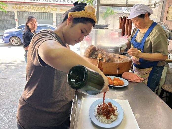 อิ่มอร่อย - ข้าวหมูแดงนครสนุก ตำนานกว่า 60 ปีแห่งวรจักร