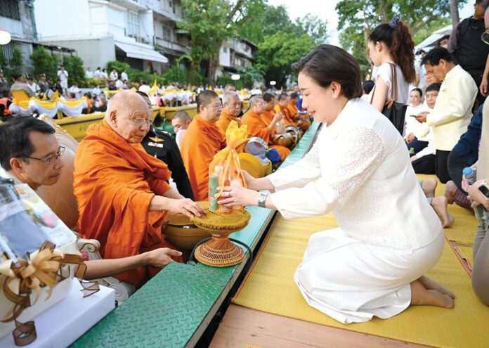 สดจากหน้าพระ - ทำบุญตักบาตร3สายคลอง ถวายพระราชกุศลในหลวง