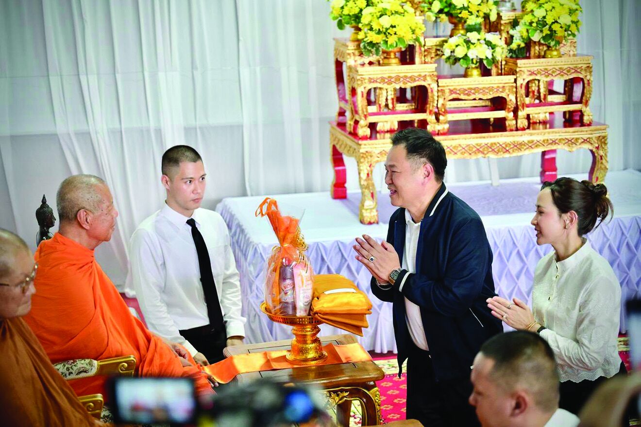 สดจากหน้าพระ - สมทบอุปกรณ์แพทย์รพ.ระนอง นายกฯร่วมทอดผ้าป่าสามัคคี