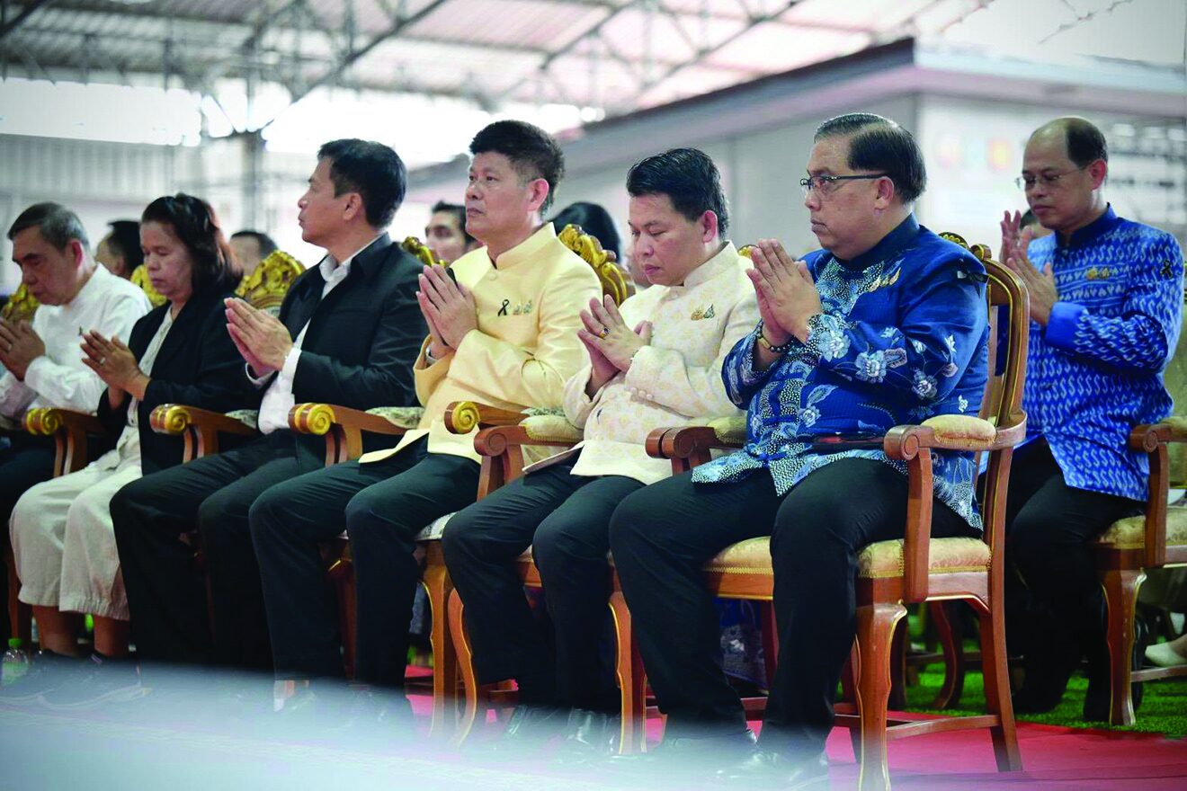 สดจากหน้าพระ - สมทบอุปกรณ์แพทย์รพ.ระนอง นายกฯร่วมทอดผ้าป่าสามัคคี