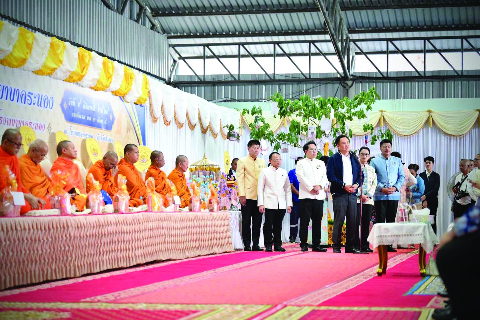 สดจากหน้าพระ - สมทบอุปกรณ์แพทย์รพ.ระนอง นายกฯร่วมทอดผ้าป่าสามัคคี