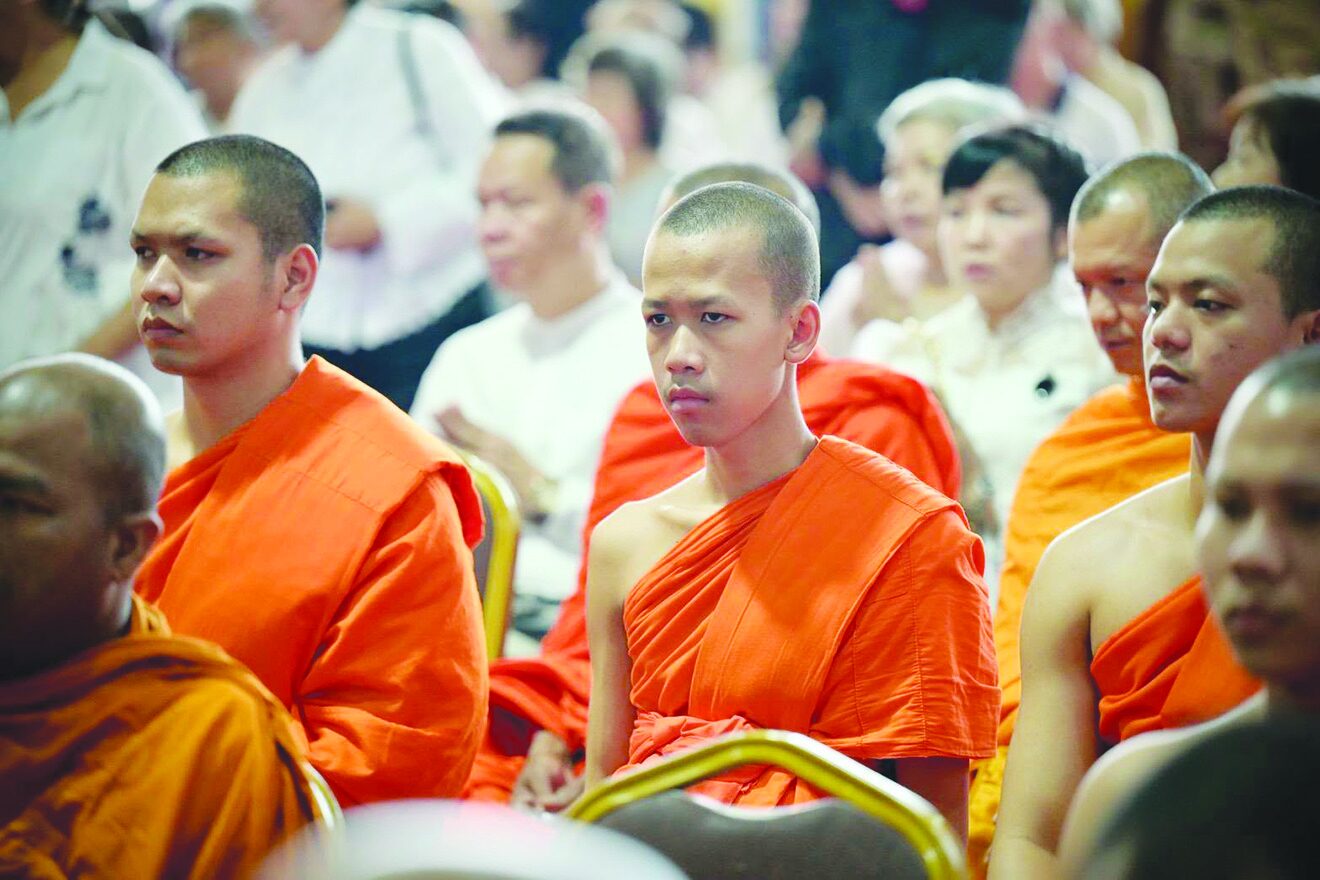 สดจากหน้าพระ - สมทบอุปกรณ์แพทย์รพ.ระนอง นายกฯร่วมทอดผ้าป่าสามัคคี
