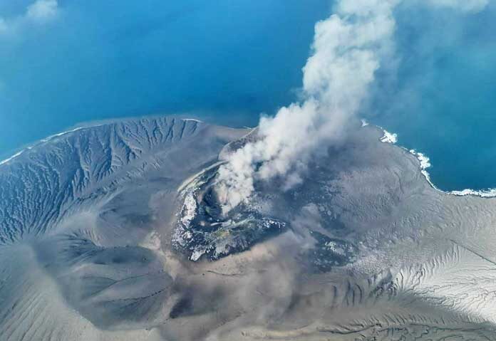ในภาพโดรนนี้เผยแพร่โดยหน่วยงานธรณีวิทยา (Badan Geologi) กระทรวงพลังงานและทรัพยากรแร่ของอินโดนีเซีย ภูเขา Anak Krakatau พ่นควันภูเขาไฟในช่องแคบซุนดา อินโดนีเซีย วันเสาร์ที่ 5 กันยายน 2026