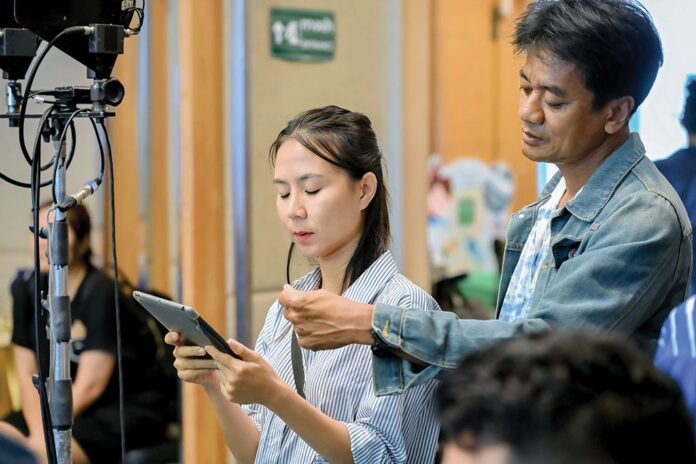 เบื้องหลังมายา