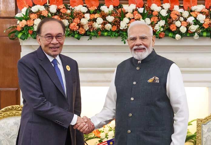 นายกรัฐมนตรีอินเดีย นเรนทรา โมดี (ขวา) จับมือกับนายกรัฐมนตรีอันวาร์ อิบราฮิม นายกรัฐมนตรีมาเลเซีย ระหว่างการประชุมนอกรอบการประชุมสุดยอด BRICS ที่กรุงนิวเดลี ประเทศอินเดีย วันเสาร์ที่ 12 กันยายน 2569