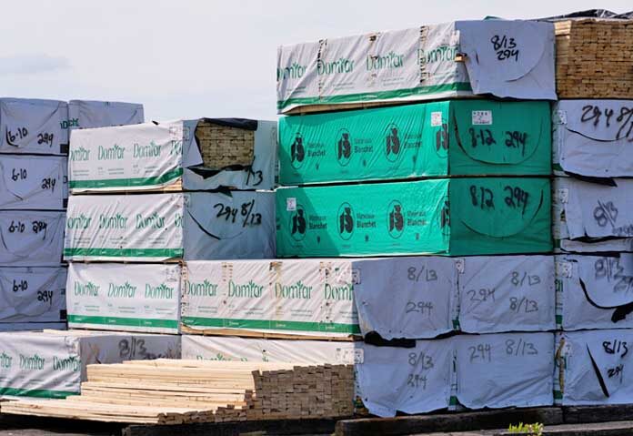 ผลิตภัณฑ์ไม้แปรรูปจากแคนาดาจัดแสดงอยู่ที่โรงงาน Gutherie Lumber ในวันอังคารที่ 25 สิงหาคม 2026 ที่เมืองลิโวเนีย รัฐมิชิแกน