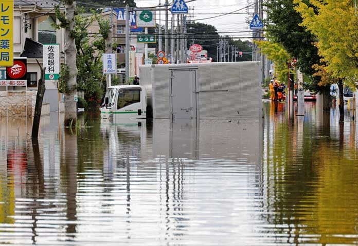 โตเกียว “ฝนตกติดต่อกัน 34 วัน” - รถบรรทุกคันหนึ่งจมอยู่ในน้ำบางส่วนบนถนนที่ถูกน้ำท่วม หลังจากพายุไต้ฝุ่นดูจวน (Dujuan) ทำให้เกิดฝนตกหนักในเมืองซากุระ จังหวัดชิบะ ประเทศญี่ปุ่น เมื่อวันที่ 22 กันยายน 2026
