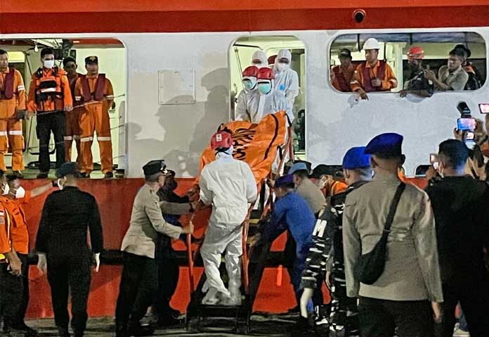ในภาพที่ถ่ายด้วยสมาร์ทโฟนนี้ เจ้าหน้าที่กู้ภัยกำลังลำเลียงร่างผู้เสียชีวิตลงจากเรือโดยสารที่พลิกคว่ำเนื่องจากสภาพอากาศเลวร้ายในทะเลชวา เมื่อเรือเดินทางมาถึงท่าเรือในเมืองบันจาร์มาซิน จังหวัดกาลีมันตันใต้ ประเทศอินโดนีเซีย เมื่อวันศุกร์ที่ 18 กันยายน 2026