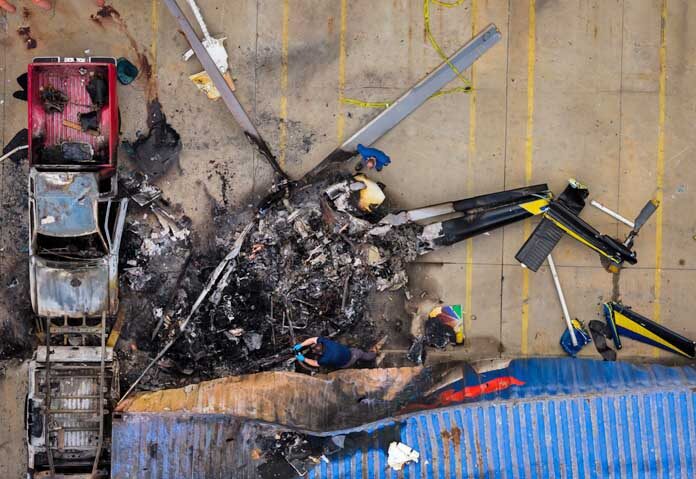 ภาพมุมสูงนี้เผยให้เห็นผู้คนกำลังตรวจสอบจุดเกิดเหตุหลังจากเฮลิคอปเตอร์ของสำนักข่าวลำหนึ่งประสบอุบัติเหตุตกในย่านแชตส์เวิร์ธ (Chatsworth) ของนครลอสแอนเจลิส เมื่อวันพุธที่ 16 กันยายน 2026