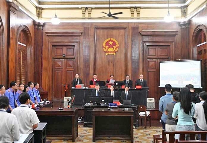 สื่อของรัฐเวียดนามรายงานว่า ศาลในเวียดนามได้ตัดสินประหารชีวิตบุคคล 11 คน ในคดีค้ายาเสพติดครั้งใหญ่ที่สุดคดีหนึ่งของประเทศ โดยผู้ต้องหาทั้ง 11 คนมีจำนวน 227 คน และมีโทษจำคุกตั้งแต่ 18 เดือนถึงตลอดชีวิต
