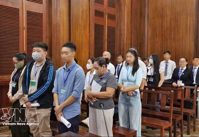 ในบรรดาผู้ที่ถูกตัดสินประหารชีวิตนั้น มีบุคคลที่ถูกกล่าวหาว่าเป็นหัวหน้าใหญ่ของเครือข่ายค้ายาเสพติด คือ ฮา ดานห์ นาม ซึ่งพนักงานสอบสวนระบุว่าเขาเป็นผู้จัดหาและนำยาเสพติดจากฝรั่งเศสเข้ามาในเวียดนาม คดีนี้เริ่มต้นขึ้นในเดือนมีนาคม 2023 เมื่อพนักงานต้อนรับบนเครื่องบินของสายการบินเวียดนามแอร์ไลน์ 4 คน ที่เดินทางจากปารีสมายังโฮจิมินห์ซิตี้ ถูกจับได้ขณะขนยาเสพติดมากกว่า 10 กิโลกรัม ซ่อนอยู่ในหลอดยาสีฟัน 157 หลอด