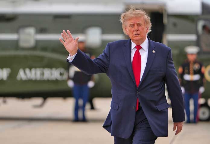 ประธานาธิบดีโดนัลด์ ทรัมป์ โบกมือขณะเดินจากเฮลิคอปเตอร์มารีนวัน (Marine One) เพื่อขึ้นเครื่องบินแอร์ฟอร์ซวัน (Air Force One) ที่ฐานทัพร่วมแอนดรูส์ รัฐแมริแลนด์ เมื่อวันเสาร์ที่ 26 กันยายน 2026