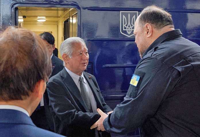นายรุสลัน สเตฟันชุก ประธานรัฐสภายูเครน ให้การต้อนรับนายเออิสุเกะ โมริ ประธานสภาผู้แทนราษฎรญี่ปุ่น ภายหลังเดินทางมาถึงสถานีรถไฟหลักในกรุงเคียฟ ท่ามกลางสถานการณ์การโจมตียูเครนโดยรัสเซีย เมื่อวันที่ 14 กันยายน 2026