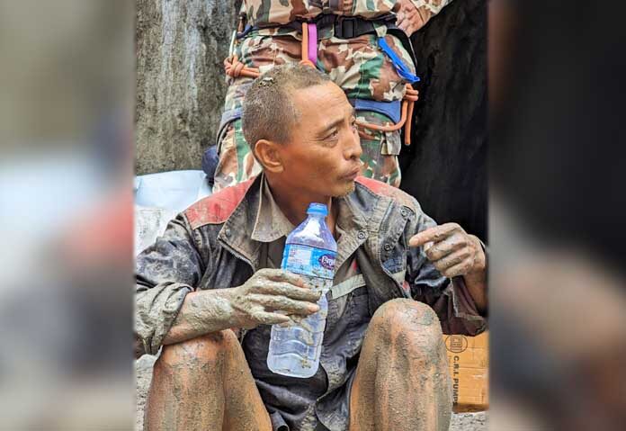เนปาลช่วยเหยื่อ - ในภาพที่กองทัพเนปาลจัดหาให้ แสดงให้เห็นชาวจีนคนหนึ่งกำลังดื่มน้ำหลังจากได้รับการช่วยเหลือจากทหารระหว่างปฏิบัติการที่กำลังดำเนินอยู่ที่โครงการโรงไฟฟ้าพลังน้ำตรีศูลี-3เอ ในเขตราศูวาของเนปาล เมื่อวันเสาร์ที่ 5 กันยายน 2569