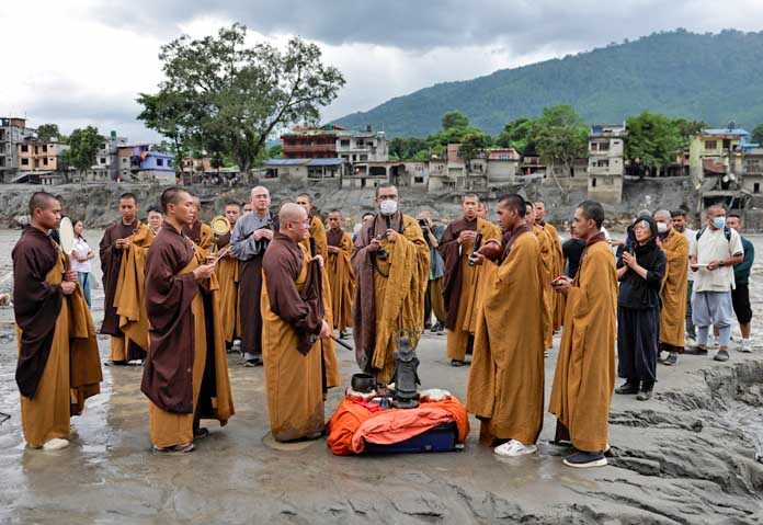 พระภิกษุสงฆ์ร่วมกันสวดมนต์ริมฝั่งแม่น้ำตรีศุลีเพื่ออุทิศส่วนกุศลให้แก่ผู้เสียชีวิตจากอุทกภัยฉับพลันและดินถล่มครั้งร้ายแรง ที่เมืองเดวิฆัต อำเภอนูวาคอต ประเทศเนปาล เมื่อวันที่ 5 กันยายน 2026