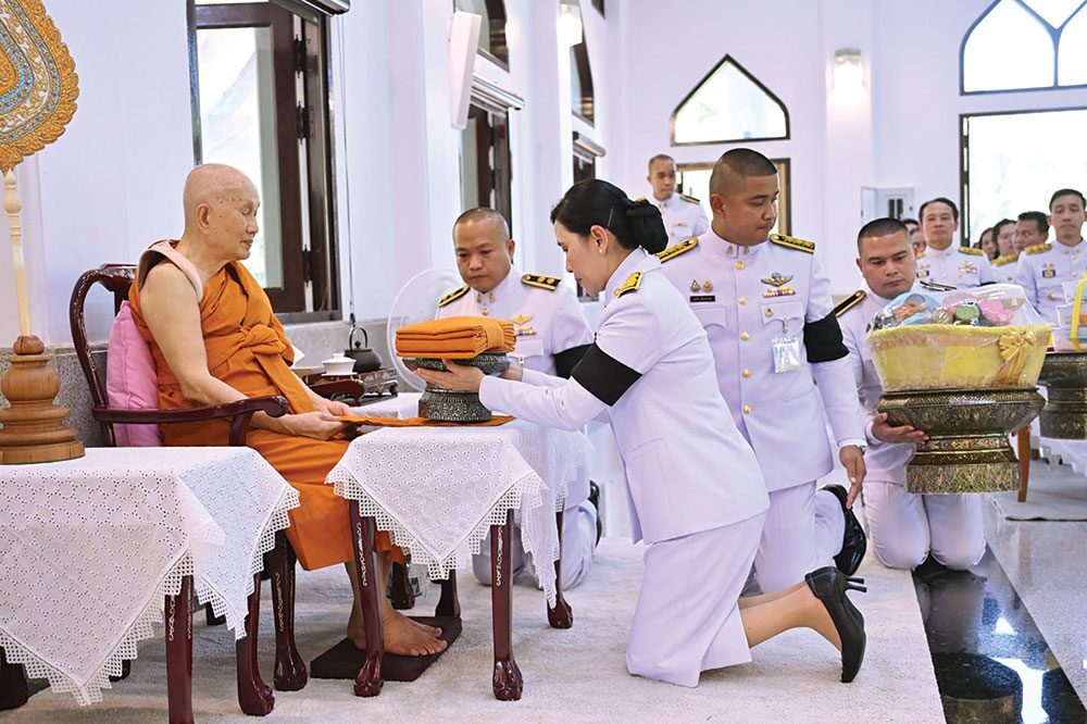 สดหน้าพระ - ผวจ.นครปฐมเชิญผ้าไตรพระราชทาน ถวาย‘สมเด็จพระพุทธโฆษาจารย์’