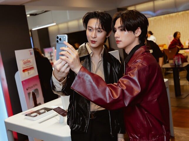 บุ๋ม-พลอย-ซี-เกรท นำทีมรับ iPhone 18 Pro กลุ่มแรกกลางสยาม