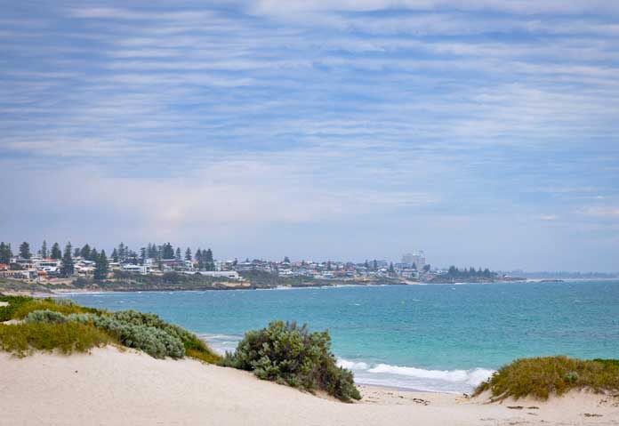ภาพมุมกว้างของหาดซอร์เรนโต (Sorrento Beach) ในเมืองเพิร์ท เมื่อวันศุกร์ที่ 18 กันยายน 2026 ชายหาดชื่อดังแห่งนี้ถูกสั่งปิดหลังจากเกิดเหตุที่คาดว่าเป็นฉลามโจมตีจนมีผู้เสียชีวิต ในขณะที่อุณหภูมิของน้ำทะเลในพื้นที่ทางตอนใต้ของออสเตรเลียกำลังจะสูงขึ้นต้อนรับฤดูร้อน