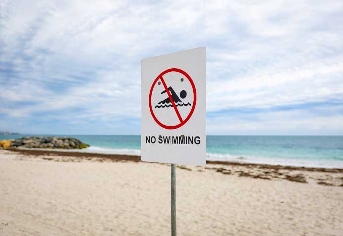 ภาพมุมกว้างของหาดซอร์เรนโต (Sorrento Beach) ในเมืองเพิร์ท เมื่อวันศุกร์ที่ 18 กันยายน 2026 ชายหาดชื่อดังแห่งนี้ถูกสั่งปิดหลังจากเกิดเหตุที่คาดว่าเป็นฉลามโจมตีจนมีผู้เสียชีวิต ในขณะที่อุณหภูมิของน้ำทะเลในพื้นที่ทางตอนใต้ของออสเตรเลียกำลังจะสูงขึ้นต้อนรับฤดูร้อน