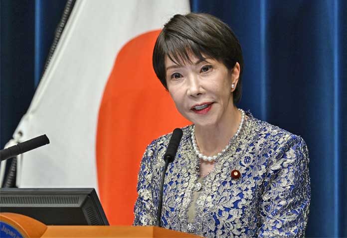 ซานาเอะ ทาคาอิจิ นายกรัฐมนตรีญี่ปุ่น แถลงข่าวภายหลังการปรับคณะรัฐมนตรีที่ทำเนียบนายกรัฐมนตรีในกรุงโตเกียว เมื่อวันพฤหัสบดีที่ 17 กันยายน 2026 โดยความเคลื่อนไหวครั้งนี้มีเป้าหมายเพื่อสร้างความเข้มแข็งให้กับพรรคร่วมรัฐบาลและผลักดันมาตรการลดภาษีสินค้าอาหาร แม้จะยังมีความกังวลเกี่ยวกับแหล่งเงินทุนที่จะนำมาใช้รองรับมาตรการดังกล่าวก็ตาม