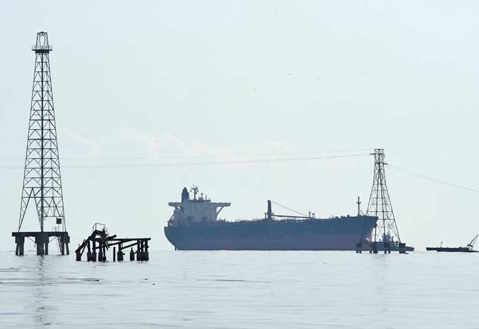 เรือบรรทุกน้ำมันจอดทอดสมออยู่ในทะเลสาบมาราไคโบ เมืองกาบิมาส ประเทศเวเนซุเอลา เมื่อวันจันทร์ที่ 31 สิงหาคม 2569